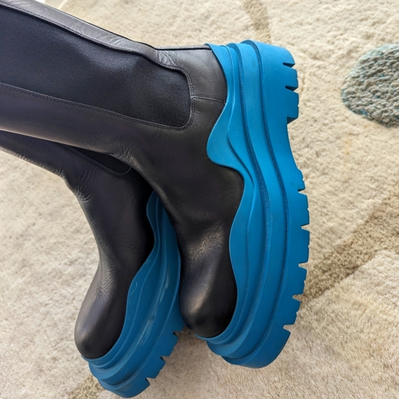 Bottega Veneta blue Tire Chelsea Boots - Picture 4 of 11